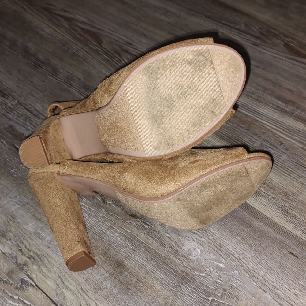 Derek Heart tan embroidered floral peep toe ankle booties Sz 9 - Picture 6 of 8